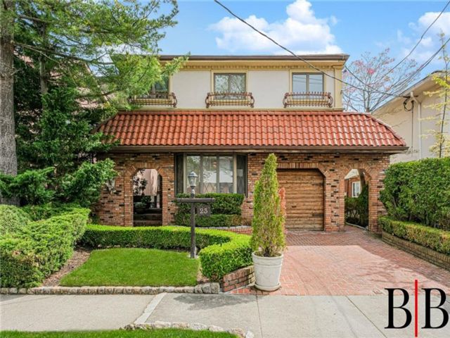  4 BR,  3.00 BTH &nbsp;Single family style home in Mill Basin