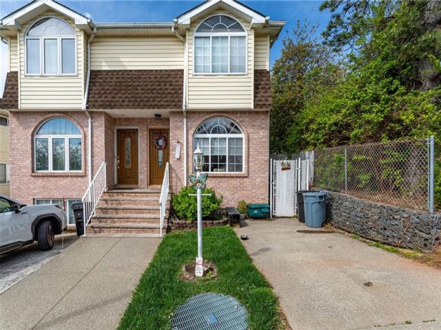 3 BR,  3.00 BTH &nbsp;Single family style home in Rosebank