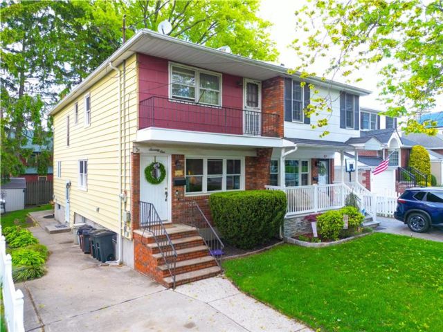 3 BR,  2.00 BTH &nbsp;Single family style home in Castleton Corner