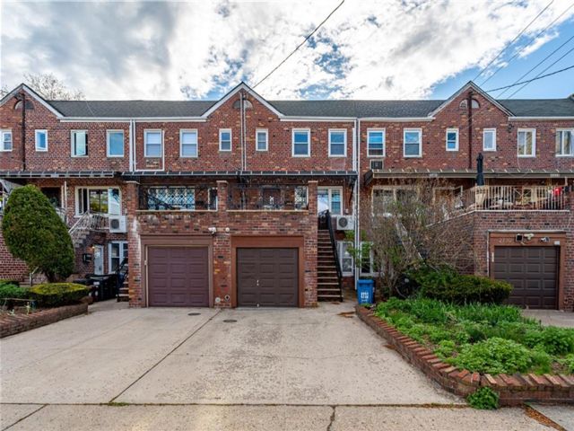  4 BR,  0.00 BTH &nbsp;Multi-family style home in Sheepshead Bay