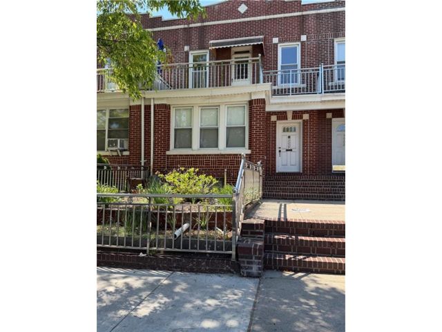 5 BR,  3.00 BTH &nbsp;Multi-family style home in Bay Ridge