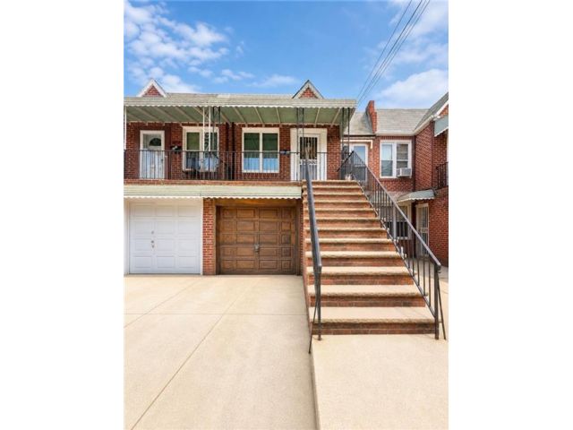  4 BR,  2.00 BTH &nbsp;Multi-family style home in Dyker Heights