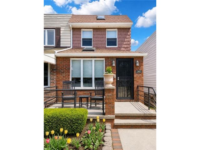  3 BR,  2.00 BTH &nbsp;Single family style home in Marine Park