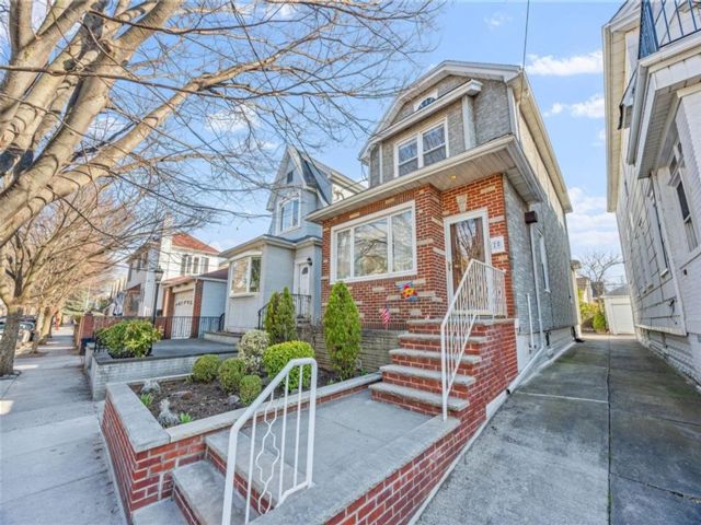  3 BR,  2.00 BTH &nbsp;Single family style home in Bay Ridge