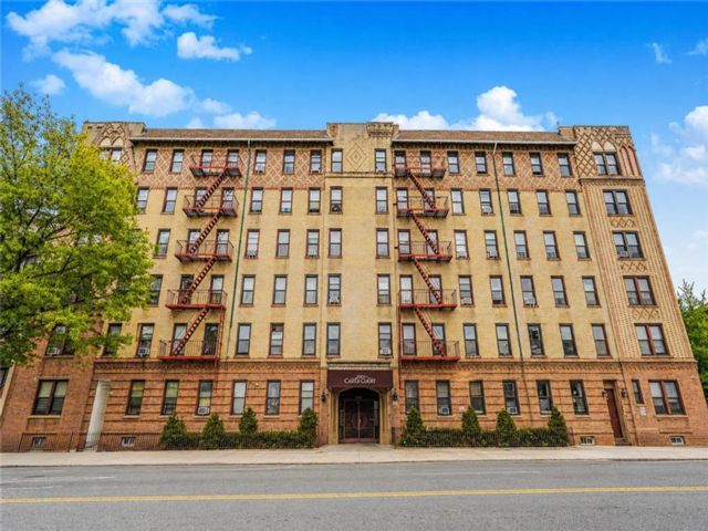  1 BR,  1.00 BTH &nbsp;Co-op style home in Bay Ridge