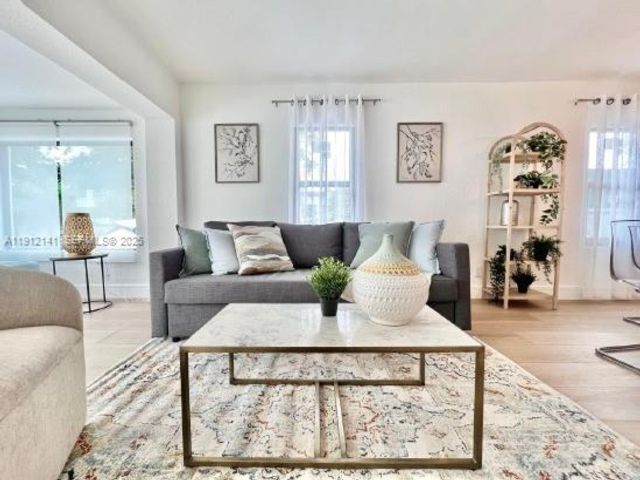  3 BR,  2.00 BTH &nbsp; style home in El Portal