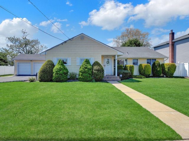 3 BR,  1.50 BTH &nbsp;Ranch style home in Massapequa
