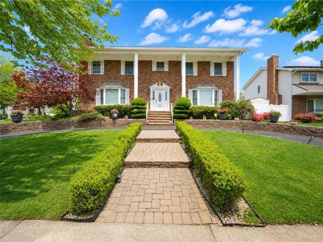  7 BR,  6.00 BTH &nbsp;Multi-family style home in Tottenville