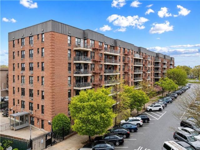  3 BR,  2.00 BTH &nbsp;Co-op style home in Sheepshead Bay