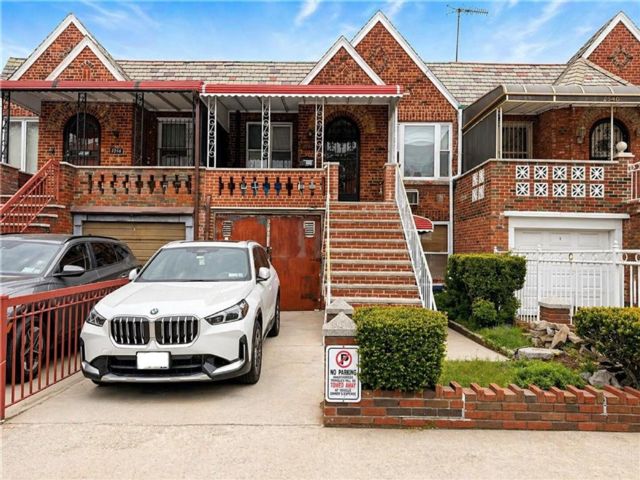  3 BR,  2.00 BTH &nbsp;Multi-family style home in Sheepshead Bay