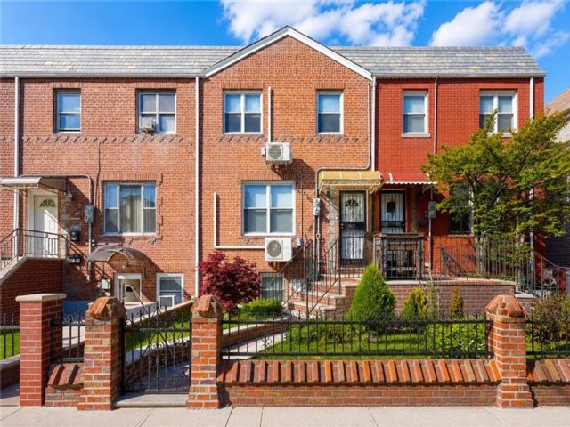  5 BR,  3.00 BTH &nbsp;Multi-family style home in Bensonhurst