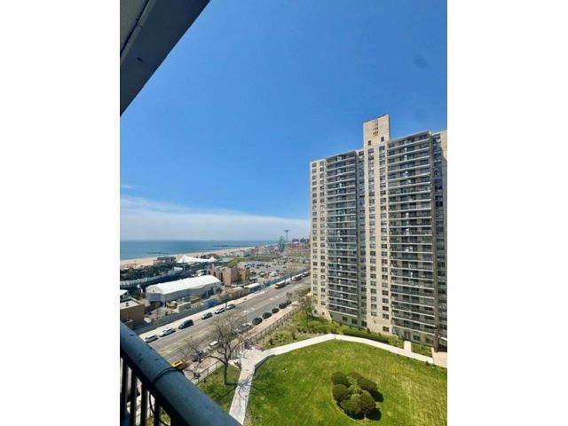  2 BR,  1.00 BTH &nbsp;Condominium style home in Brighton Beach