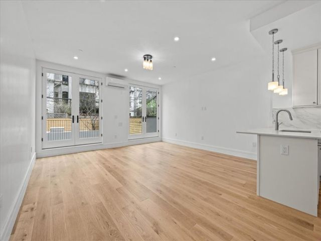 [PHOTO]