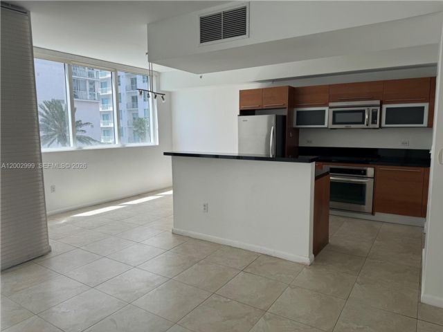  2 BR,  2.00 BTH &nbsp;Condo style home in Miami