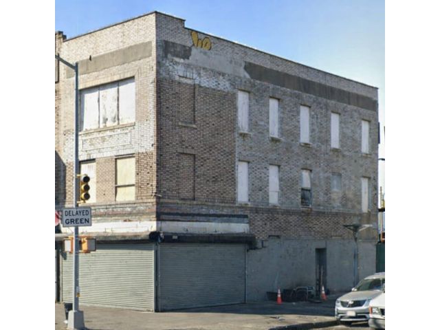 Lot <b>Size:</b>  &nbsp;Land style home in Bensonhurst