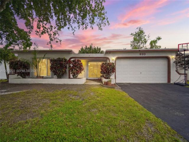  3 BR,  2.00 BTH &nbsp; style home in Pembroke Pines