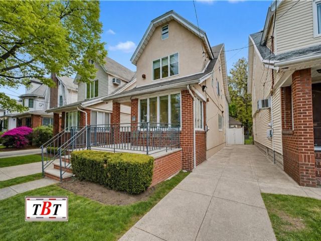  5 BR,  6.00 BTH &nbsp;Single family style home in Midwood