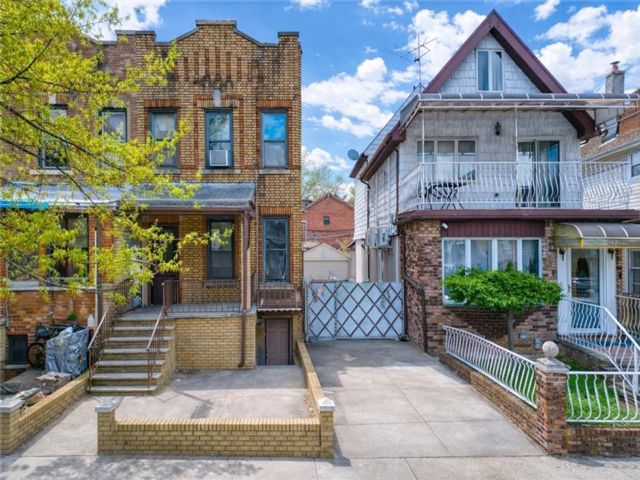  3 BR,  2.00 BTH &nbsp;Single family style home in Bensonhurst