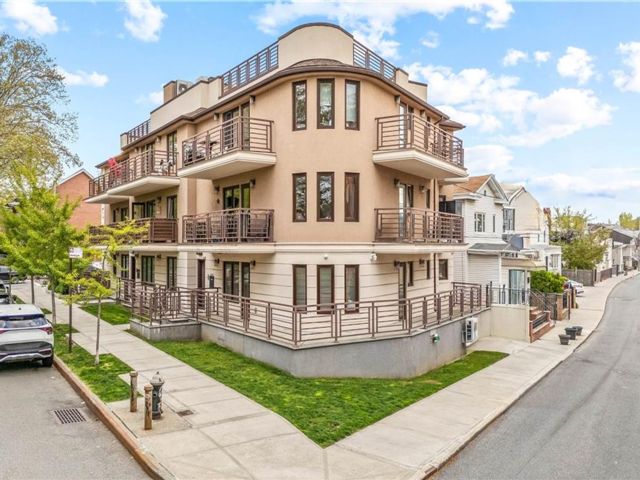  2 BR,  2.00 BTH &nbsp;Condominium style home in Sheepshead Bay