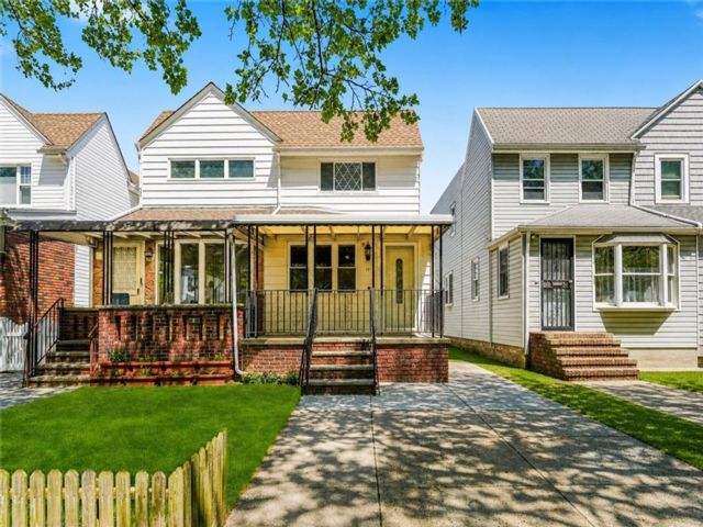  3 BR,  3.00 BTH &nbsp;Single family style home in Marine Park
