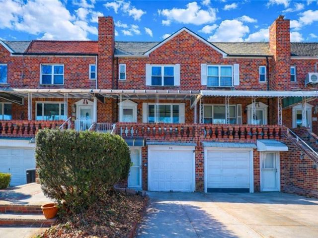  4 BR,  3.00 BTH &nbsp;Multi-family style home in Bath Beach