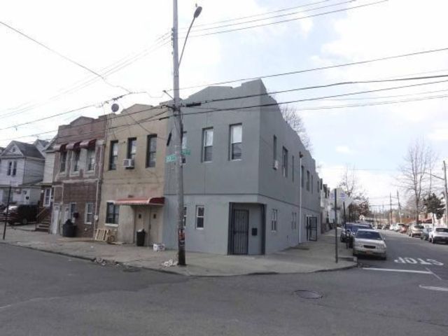  8 BR,  4.00 BTH &nbsp;Multi-family style home in Queens Village