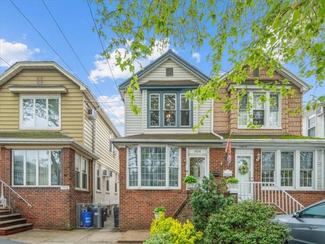  4 BR,  2.00 BTH &nbsp;Single family style home in Marine Park