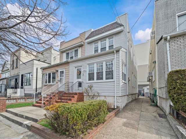 3 BR,  1.00 BTH &nbsp;Single family style home in Boro-park