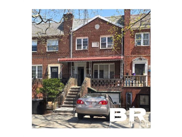  3 BR,  3.00 BTH &nbsp;Multi-family style home in Marine Park