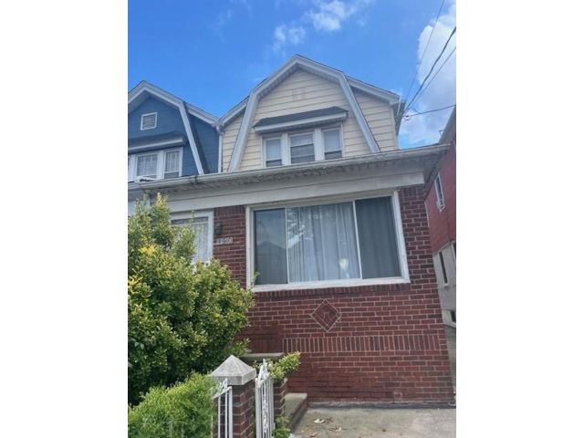  3 BR,  2.00 BTH &nbsp;Single family style home in East Flatbush