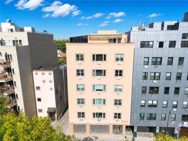  2 BR,  2.00 BTH &nbsp;Condominium style home in Sheepshead Bay