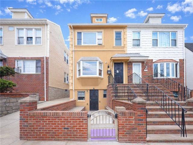 7 BR,  0.00 BTH &nbsp;Multi-family style home in Bensonhurst