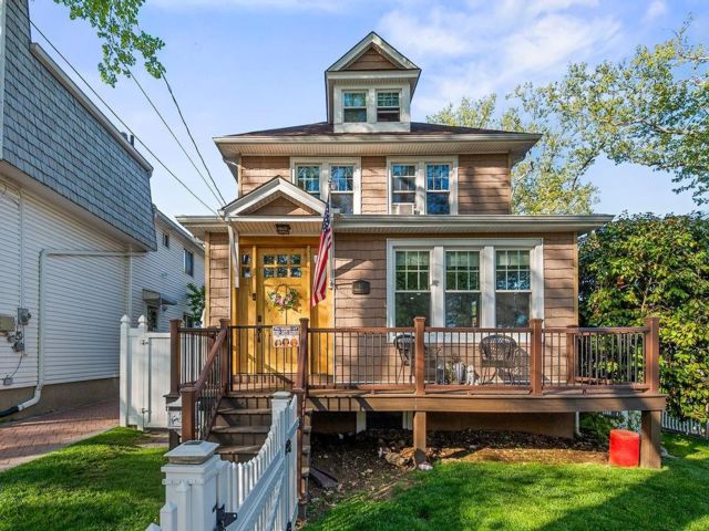  5 BR,  3.00 BTH &nbsp;Single family style home in New Dorp