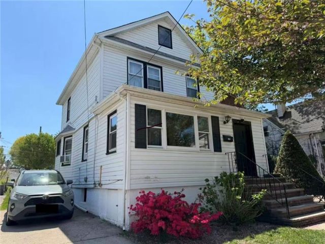  3 BR,  2.00 BTH &nbsp;Multi-family style home in Rosebank