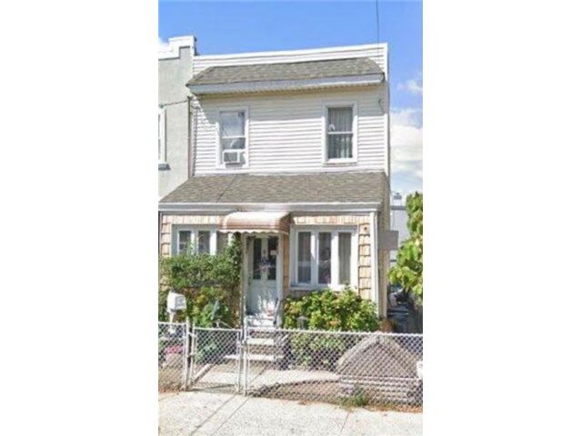  2 BR,  1.00 BTH &nbsp;Single family style home in Maspeth