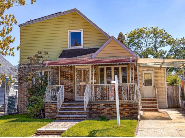  5 BR,  3.00 BTH &nbsp;Cape style home in Whitestone