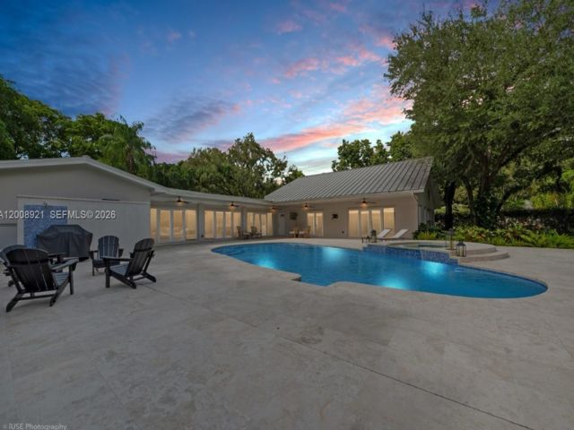  6 BR,  4.00 BTH &nbsp;European style home in Pinecrest
