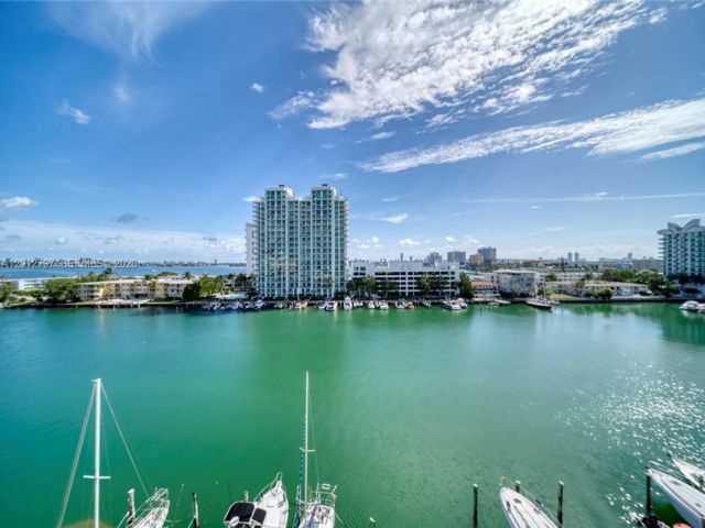  2 BR,  2.00 BTH &nbsp;Apartment style home in Miami