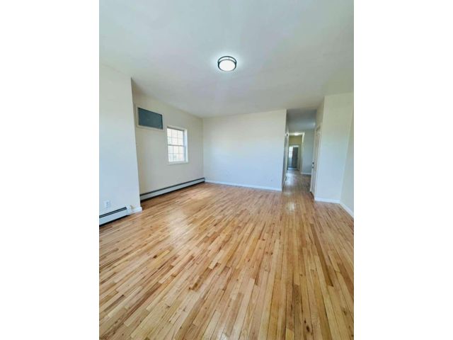  3 BR,  2.00 BTH &nbsp; style home in Jamaica