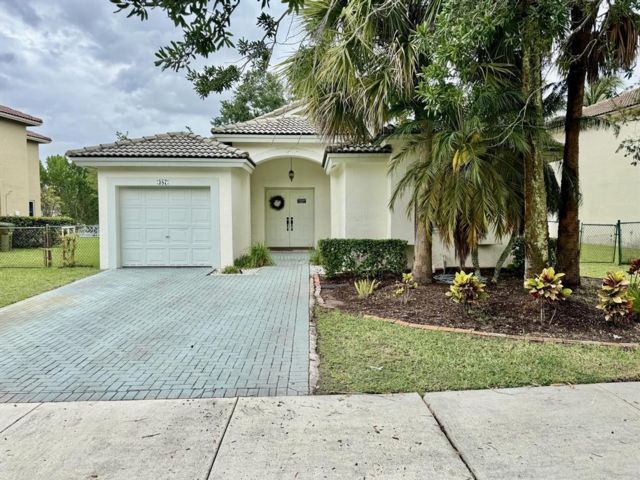  3 BR,  2.00 BTH &nbsp; style home in Pembroke Pines