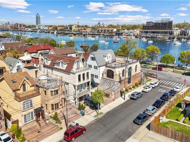  3 BR,  3.00 BTH &nbsp;Single family style home in Manhattan Beach