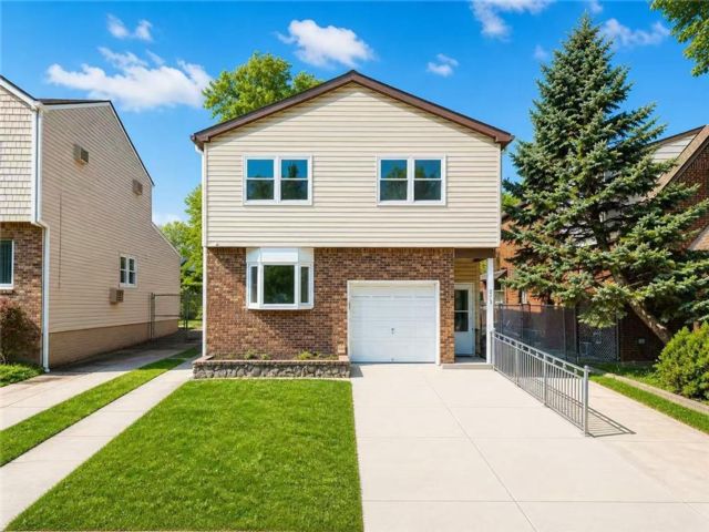  5 BR,  0.00 BTH &nbsp;Multi-family style home in Great Kill