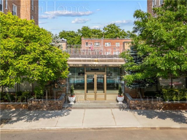  2 BR,  2.00 BTH &nbsp;Co-op style home in Sheepshead Bay