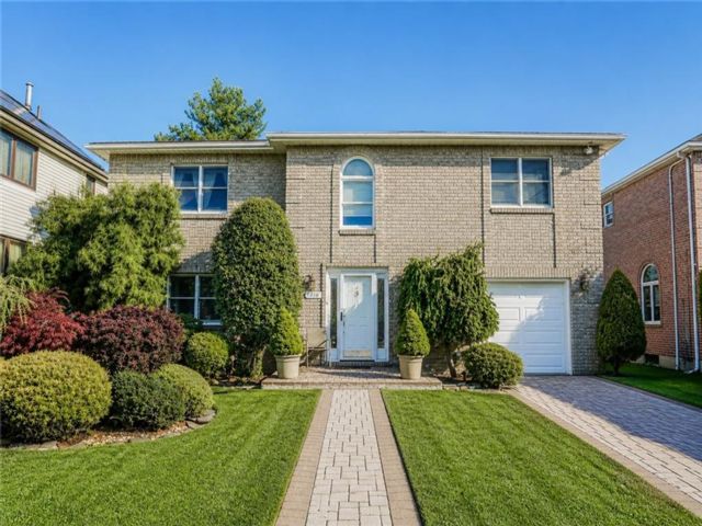  3 BR,  5.00 BTH &nbsp;Single family style home in Se Annandale