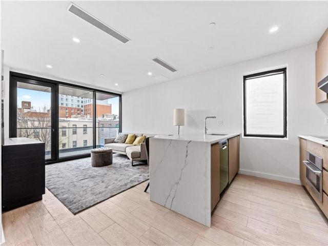  1 BR,  1.00 BTH &nbsp;Condominium style home in Sunset Park