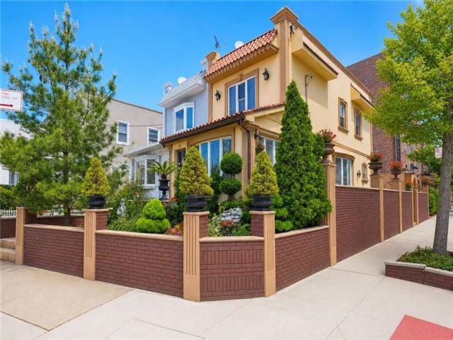  3 BR,  3.00 BTH &nbsp;Single family style home in Dyker Heights