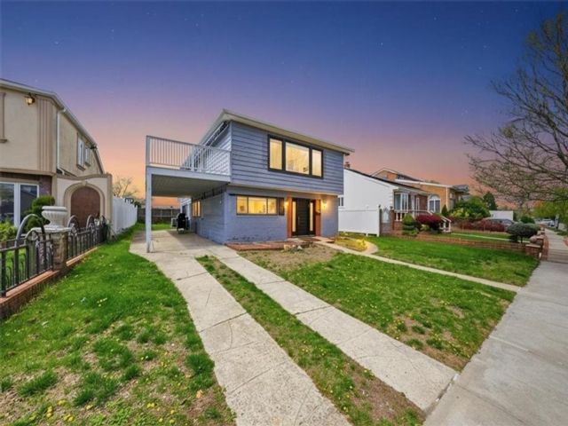  4 BR,  3.00 BTH &nbsp;Single family style home in Mill Basin