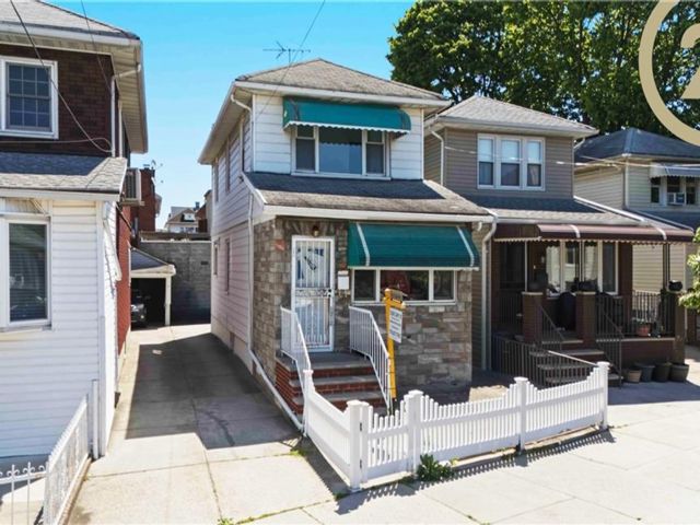 3 BR,  2.00 BTH &nbsp;Single family style home in Gravesend