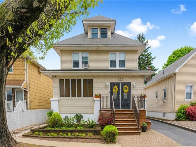  4 BR,  3.00 BTH &nbsp;Multi-family style home in Grant City