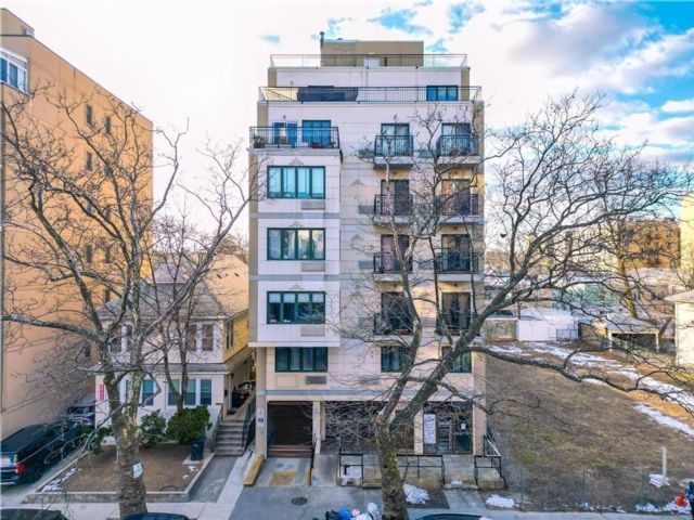  2 BR,  2.00 BTH &nbsp;Condominium style home in Midwood